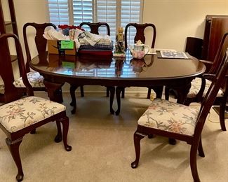 Dining set with 6 chairs and 2 leafs, great set can be large or smaller, beautiful, has a cover also
