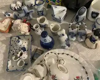 These are miniatures, lots of beautiful tiny treasures.