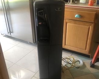 Water dispenser hot/cold