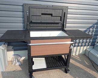 OUTDOOR BEVERAGE SERVER