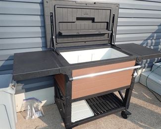 OUTDOOR BEVERAGE SERVER