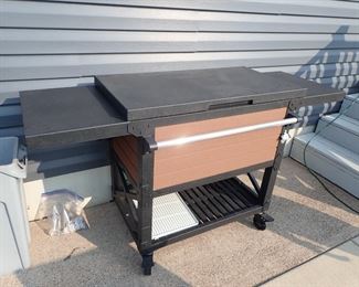 OUTDOOR BEVERAGE SERVER