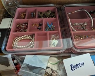Lots of ladies jewelry