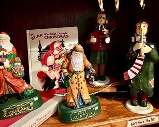 Grandeur Noel Santa’s with box. 