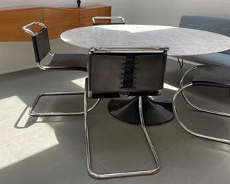 Saarinen Round Dining Table (54”)