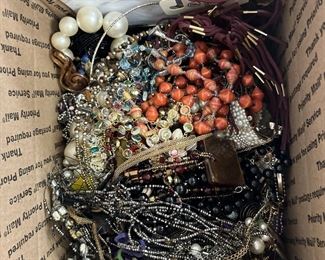 LAN7009 GRANNYS 11 LBS JUNK JEWELRY BOX https://www.ebay.com/str/agesagoestatesales
