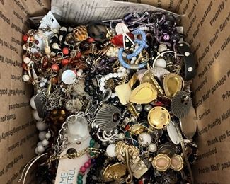 LAN7012 GRANNYS 10 LBS JUNK JEWELRY BOX https://www.ebay.com/str/agesagoestatesales