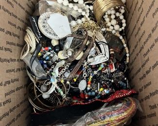 LAN7015 GRANNS 10 LBS JUNK JEWELRY BOX https://www.ebay.com/str/agesagoestatesales