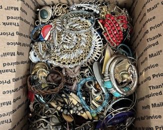 LAN7017 GRANNYS 12 LBS JUNK JEWELRY BOX https://www.ebay.com/str/agesagoestatesales