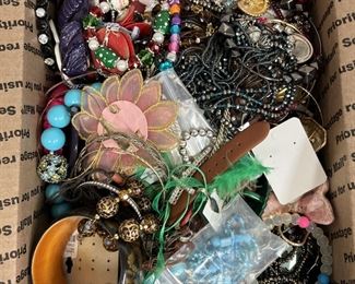 LAN7018 GRANNYS 12 LBS JUNK JEWELRY BOX https://www.ebay.com/str/agesagoestatesales