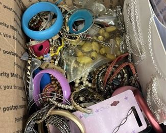 LAN7019 GRANNYS 10 LBS JUNK JEWELRY BOX https://www.ebay.com/str/agesagoestatesales