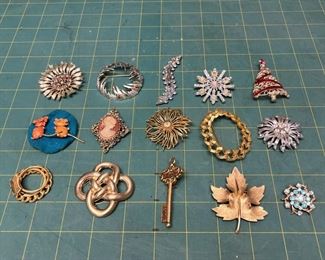 EH7011 GRANNY S Costume Jewelry Lot https://www.ebay.com/str/agesagoestatesales