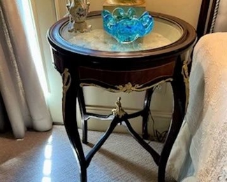 French curio table