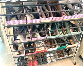 Several pairs of women’s shoes. Many size 9 