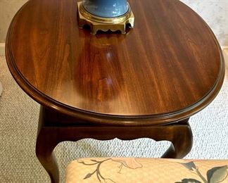 Round Harden Side Table