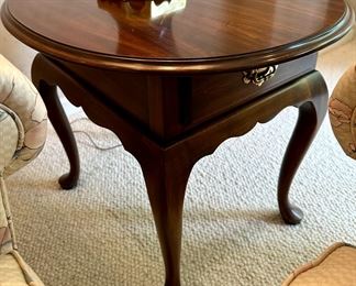 Round Harden Side Table