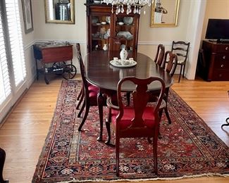 Beautiful dining table and 6 chairs