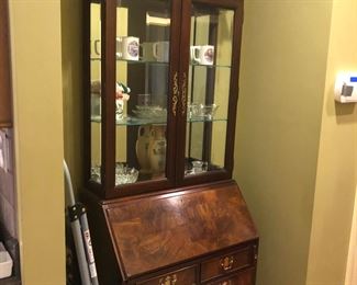 Locking curio cabinet