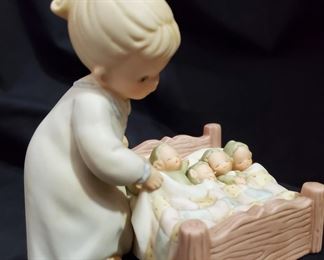 ENESCO LUCIE ATWELL FIGURINE TUCKING MY DEARS ALL SAFE AWAY