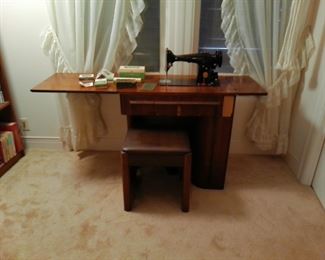 SINGER SEWING MACHINE AND ATTACHMENTS