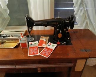 SINGER SEWING MACHINE