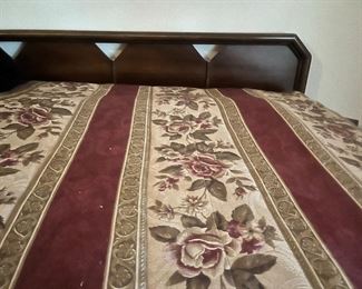 King size bed (with or without linens)
