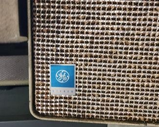 VINTAGE GENERAL ELECTRIC RECORD PLAYER