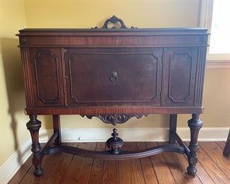 ANTIQUE BUFFET SIDEBOARD