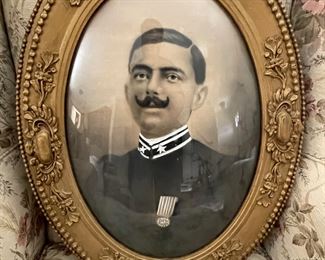 ANTIQUE OVAL GOLD GILT FRAMED SOLDIER'S PORTRAIT