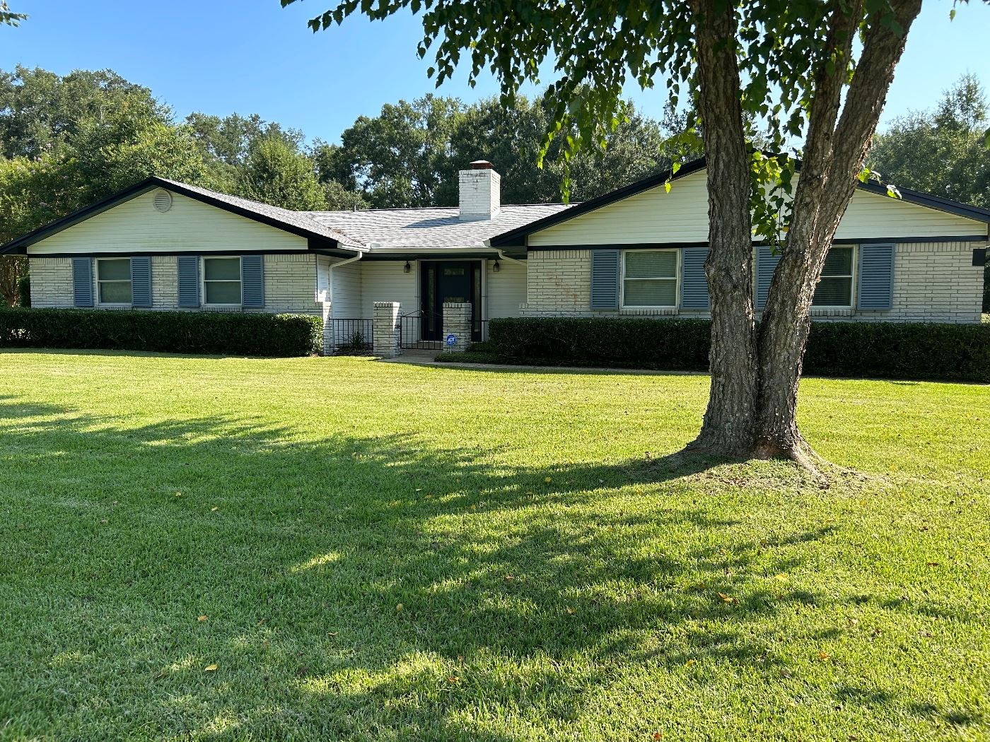 PEACHY PENSACOLA Estate Sale in Pensacola, FL starts on 8/10/2023