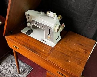 Singer sewing machine working condition, in case $200 price firm 