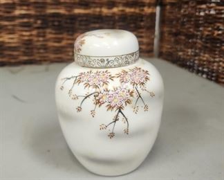 IR9010 Antique porcelain ginger jar