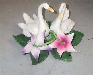 IR9026 Capodimonte Vintage Porcelain Swans with Flowers Made in Italy
