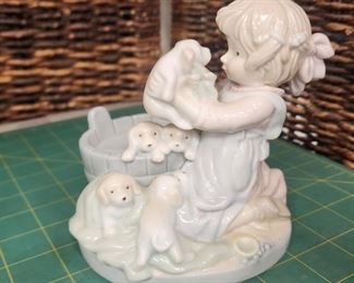 IR9033 DOLFI Lisa Martin Girl with Puppies