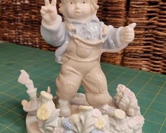 IR9042 Dolfi Lisi Martian Boy wearing Overalls waving the peace sign in flowers