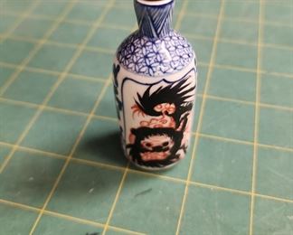 IR9098 Vintage Porcelain Chinese Snuff Bottle with Dragons