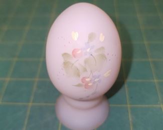 IR9143 JK Spindler Fenton Art Glass Egg Paperweight Pink with Floral Themed