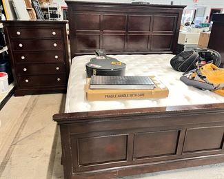 King size bed, chest of drawers
