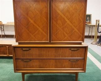 1002	MIDCENTURY MODERN UNITED FURNITURE CO TALL CHEST W/LATTICE WORK INLAID DOUBLE DOORS CONCEALING 6 DRAWERS, APPROXIMATELY 20 IN X 45 IN X 53 IN

