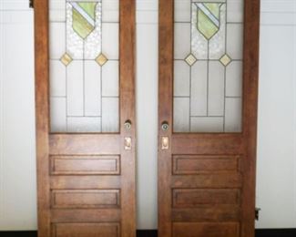 1031	PAIR OF WOOD DOORS W/LEADED GLASS PANEL, ONE DOOR W/GLASS DAMGE, EACH APPROXIMATELY 29 3/4 IN X 85 1/4 IN HIGH

