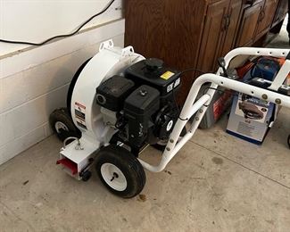 HEAVY DUTY LEAF BLOWER LIKE NEW CONDITION