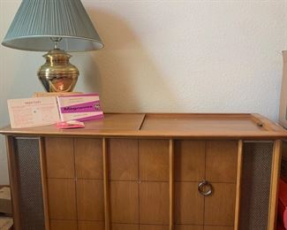 Magnovox console radio turntable WORKS
