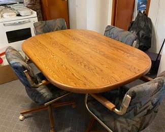 #1		Chromcraft Dining/Game Table and Chairs with Leaf: 42-58.5x40.5x29”	($ 300.00)																							