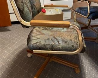 #1		Chromcraft Dining/Game Table and Chairs with Leaf: 42-58.5x40.5x29”	($ 300.00)		