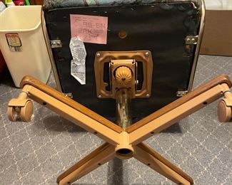 #1		Chromcraft Dining/Game Table and Chairs with Leaf: 42-58.5x40.5x29”	($ 300.00)		