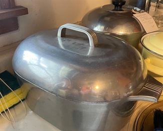 #12		Wagner Ware Magna Lite 8qt 4265-P Oblong Lidded w/ Trivet	($ 50.00)