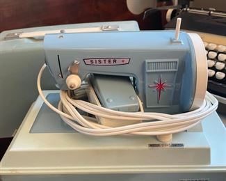 #28		Vintage sister compact child-size sewing machine Model 25.	($ 25.00)