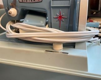 #28		Vintage sister compact child-size sewing machine Model 25.	($ 25.00)