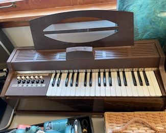 #32		Vintage Magnus Electric Chord Organ w/ sheet music light. *Working*	($ 25.00)																							