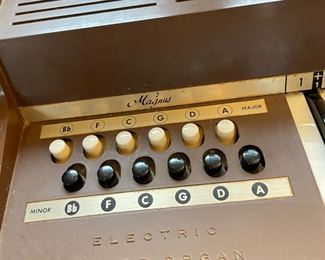 #32		Vintage Magnus Electric Chord Organ w/ sheet music light. *Working*	($ 25.00)																							